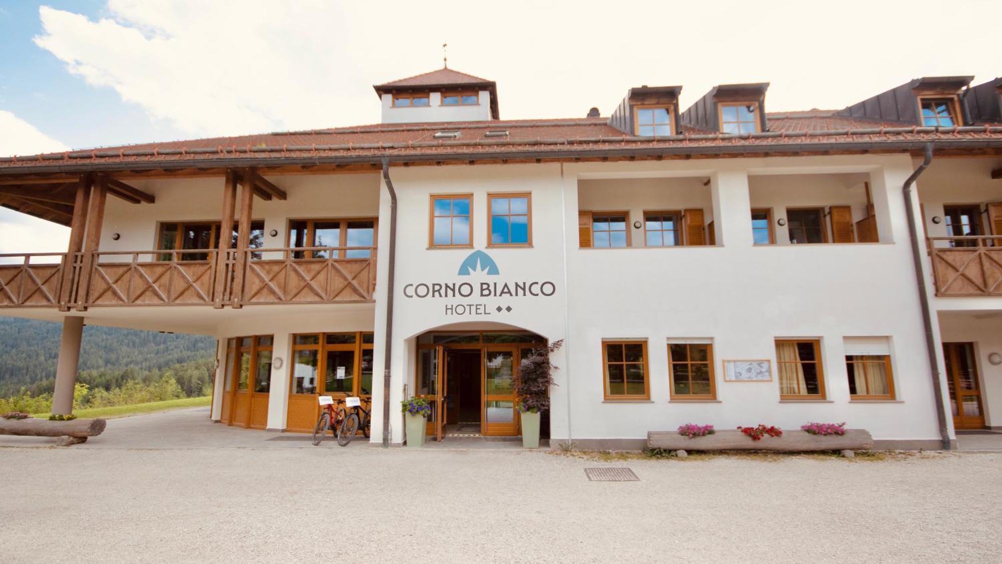 Hotel Corno Bianco Nova Ponente Exterior photo